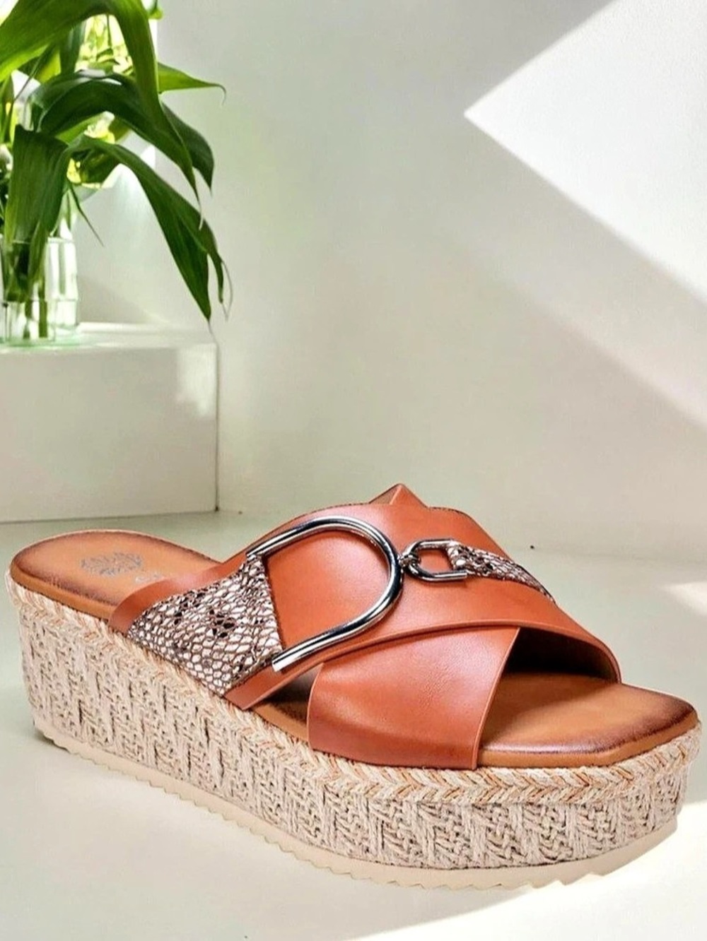 0226: GC Shoes Women's Lindsey Strappy Platform Slide Sandals Size 10 Tan